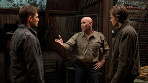 Двое мужчин и младенец в люльке